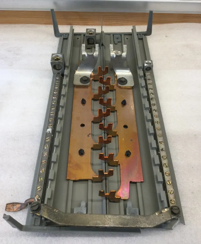 Murray/Siemens 200A 120/240VAC 10 Space 20 Circuit Convertible Copper Buss Type MP Guts Only Popular