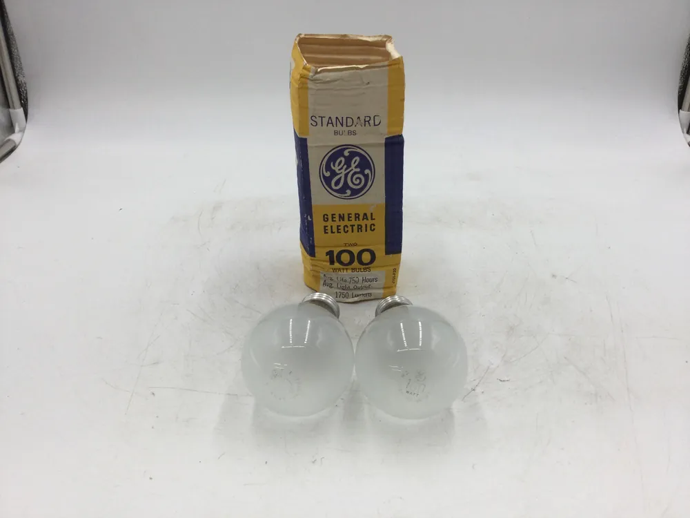 Professional Grade General Electric Standard 100W Bulbs Average Life 750 Hours 1750 Lumens