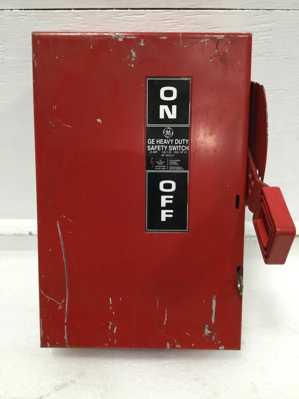 General Electric TH3361 30 Amp 3 Space 600V Fusible Safety Switch 12 5/8" x 9" Original