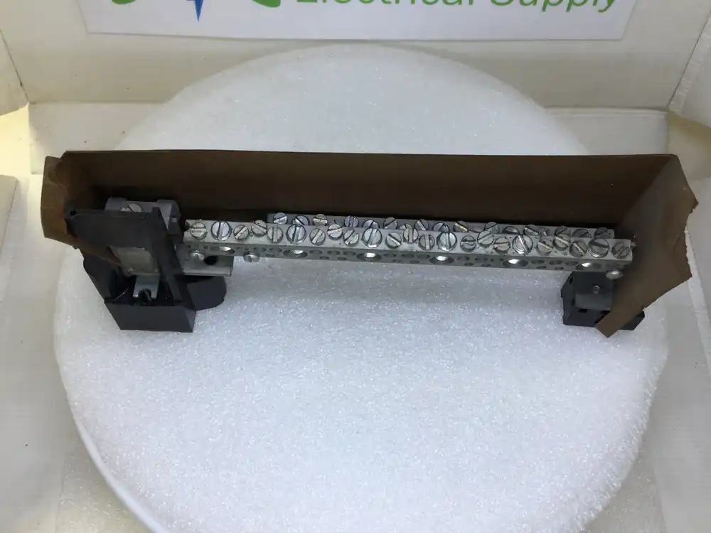 Modern Crouse Hinds 42 Position Double Stacked Neutral/Isolated Grounding Bar