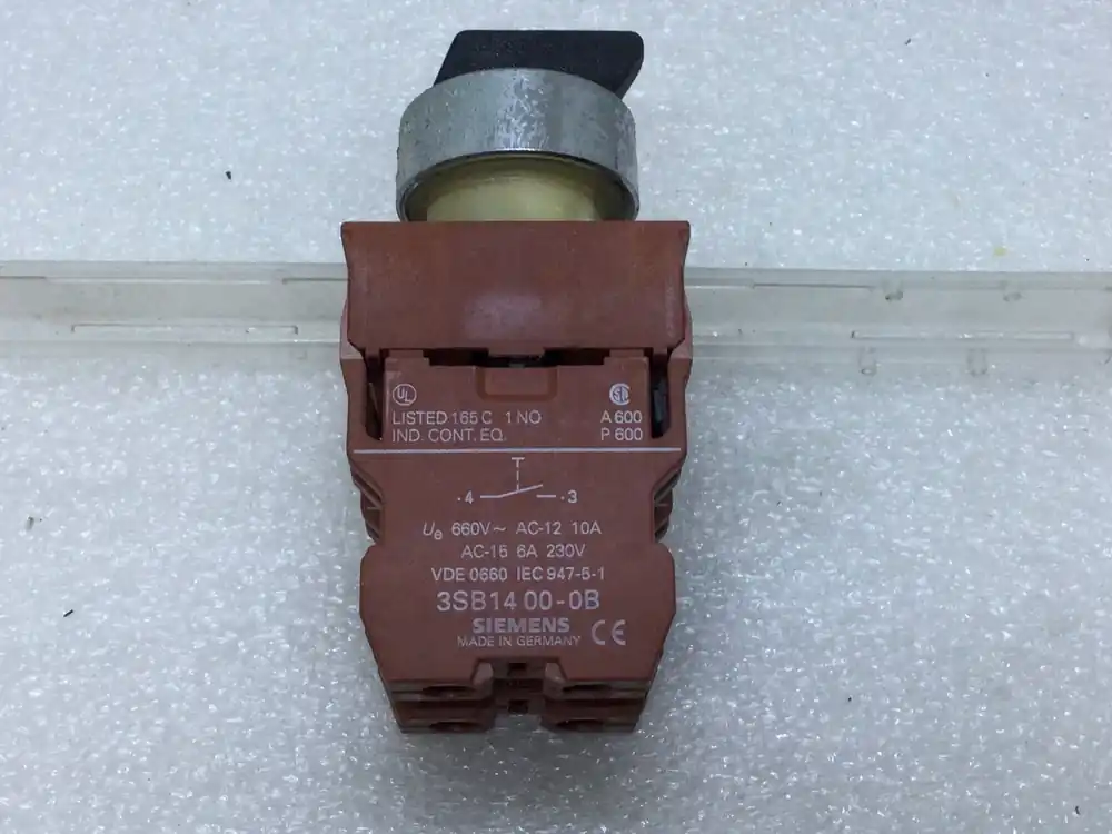 Direct From Manufacturer Siemens 3SB14 00-0B Selector Switch 3-Position Left Maintain Right Momentary AC-12 10 Amp AC-15 6 Amp 230V